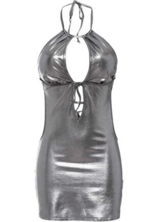 Szexi ruha kifinomult szabású, csillogó ezüst anyagból készült ruhában